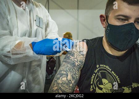 Un garçon reçoit le vaccin contre le coronavirus à Kiev, en Ukraine. (Photo de Celestino Arce/NurPhoto) Banque D'Images