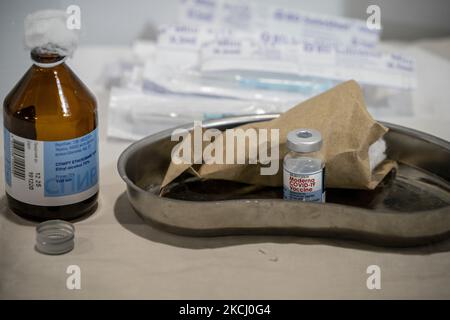 Flacon de vaccin Moderna préparé pour son administration pendant la campagne de vaccination à Kiev. (Photo de Celestino Arce/NurPhoto) Banque D'Images