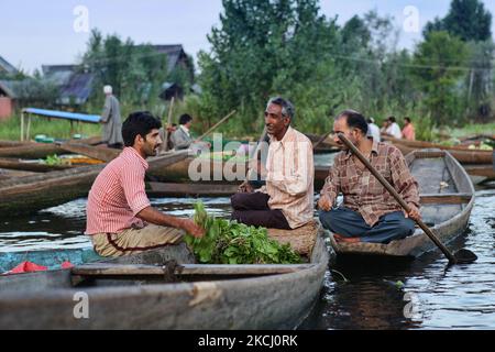 Marchands et acheteurs au marché flottant des légumes sur le lac Dal à Srinagar, en Inde, sur 26 juin 2010. (Photo de Creative Touch Imaging Ltd./NurPhoto) Banque D'Images