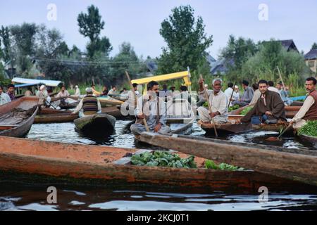 Marchands et acheteurs au marché flottant des légumes sur le lac Dal à Srinagar, en Inde, sur 26 juin 2010. (Photo de Creative Touch Imaging Ltd./NurPhoto) Banque D'Images