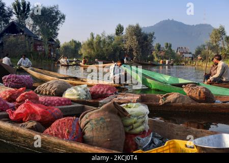 Marchands et acheteurs au marché flottant des légumes sur le lac Dal à Srinagar, en Inde, sur 26 juin 2010. (Photo de Creative Touch Imaging Ltd./NurPhoto) Banque D'Images