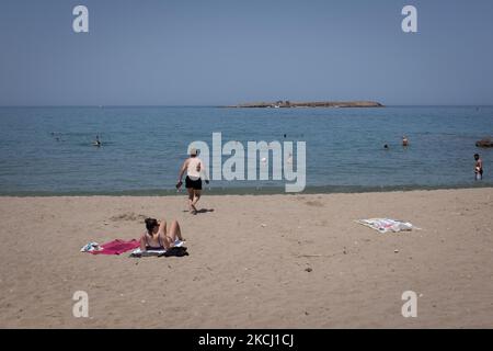Les habitants de la région et les touristes apprécient le temps chaud et nagent sur la plage de Nea Chora, près de la Canée, île de Crète, Grèce, le 31 juillet 2021. (Photo de Nikolas Kokovovlis/NurPhoto) Banque D'Images