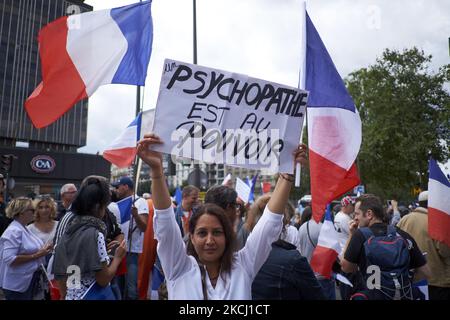 Les gens participent à une manifestation dans le cadre d'une journée nationale de protestation contre la législation française rendant obligatoire la carte santé Covid-19 pour visiter un café, monter à bord d'un avion ou voyager dans un train interurbain, à Paris sur 31 juillet 2021. (Photo par Adnan Farzat/NurPhoto) Banque D'Images