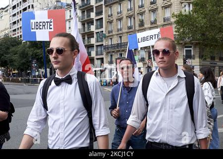 Les gens participent à une manifestation dans le cadre d'une journée nationale de protestation contre la législation française rendant obligatoire la carte santé Covid-19 pour visiter un café, monter à bord d'un avion ou voyager dans un train interurbain, à Paris sur 31 juillet 2021. (Photo par Adnan Farzat/NurPhoto) Banque D'Images