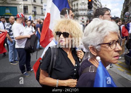 Les gens participent à une manifestation dans le cadre d'une journée nationale de protestation contre la législation française rendant obligatoire la carte santé Covid-19 pour visiter un café, monter à bord d'un avion ou voyager dans un train interurbain, à Paris sur 31 juillet 2021. (Photo par Adnan Farzat/NurPhoto) Banque D'Images