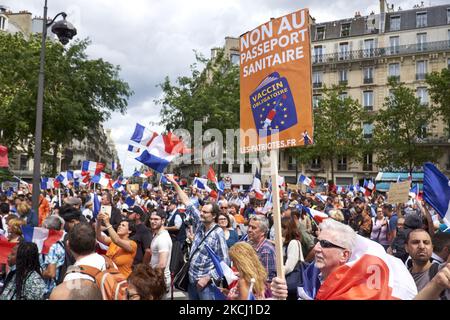 Les gens participent à une manifestation dans le cadre d'une journée nationale de protestation contre la législation française rendant obligatoire la carte santé Covid-19 pour visiter un café, monter à bord d'un avion ou voyager dans un train interurbain, à Paris sur 31 juillet 2021. (Photo par Adnan Farzat/NurPhoto) Banque D'Images