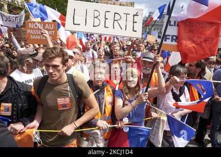 Les gens participent à une manifestation dans le cadre d'une journée nationale de protestation contre la législation française rendant obligatoire la carte santé Covid-19 pour visiter un café, monter à bord d'un avion ou voyager dans un train interurbain, à Paris sur 31 juillet 2021. (Photo par Adnan Farzat/NurPhoto) Banque D'Images