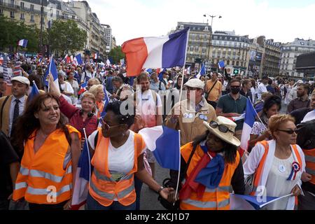 Les gens participent à une manifestation dans le cadre d'une journée nationale de protestation contre la législation française rendant obligatoire la carte santé Covid-19 pour visiter un café, monter à bord d'un avion ou voyager dans un train interurbain, à Paris sur 31 juillet 2021. (Photo par Adnan Farzat/NurPhoto) Banque D'Images