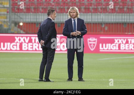 Federico Cherubini, le directeur du football de Juventus, et Pavel Nedved, vice-président, discutent avant le match de Trofeo Berlusconi entre AC Monza et Juventus au Stadio Brianteo sur 31 juillet 2021 à Monza, en Italie. (Photo de Giuseppe Cottini/NurPhoto) Banque D'Images