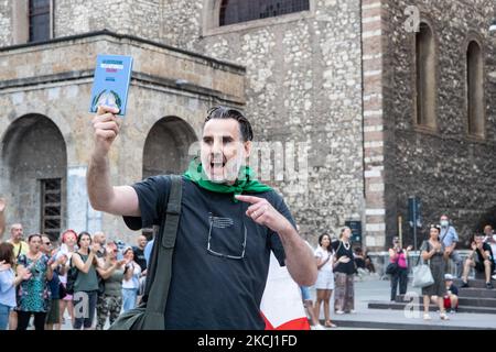 Aucun VAX et VAX libre continuent de se rassembler pour le deuxième week-end de suite contre l'utilisation de la passe verte et les restrictions qui auront des effets sur les non vaccinés, à Brescia, en Italie, sur 30 juillet 2021. Le passe santé, « Green Pass », sera obligatoire pour accéder aux musées, cinémas, salles de sport, piscines, stades et tables d'intérieur dans les restaurants et bars, à partir du 6th août 2021. Le passage montrera que les personnes ont été vaccinées, testées négatives au cours des 48h dernières années ou récupérées de Covid-19. (Photo de Stefano Nicoli/NurPhoto) Banque D'Images