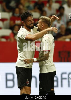 Olivier Giroud et Samu Castillejo lors d'un match amical entre Nice et Milan à Nice, sur 31 juillet 2021. (Photo de Loris Roselli/NurPhoto) Banque D'Images