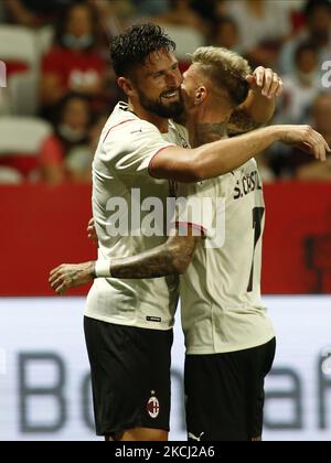 Olivier Giroud et Samu Castillejo lors d'un match amical entre Nice et Milan à Nice, sur 31 juillet 2021. (Photo de Loris Roselli/NurPhoto) Banque D'Images