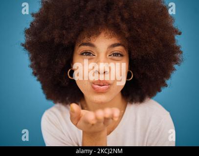 Femme modèle, mode et baiser de coup pour la beauté, le maquillage et l'autonomisation dans les soins de la peau et les cheveux afro. Portrait de tête de jeune fille brésilienne créative ou Banque D'Images