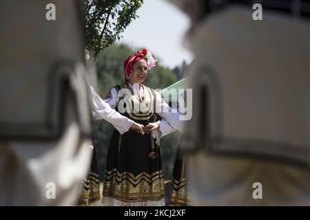 Danseurs folkloriques bulgares au festival folklorique local dans le quartier de Gorna Banya à Sofia, la capitale de la Bulgarie sur 1 août 2021. (Photo de Hristo Vladev/NurPhoto) Banque D'Images