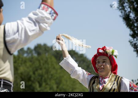 Danseurs folkloriques bulgares au festival folklorique local dans le quartier de Gorna Banya à Sofia, la capitale de la Bulgarie sur 1 août 2021. (Photo de Hristo Vladev/NurPhoto) Banque D'Images