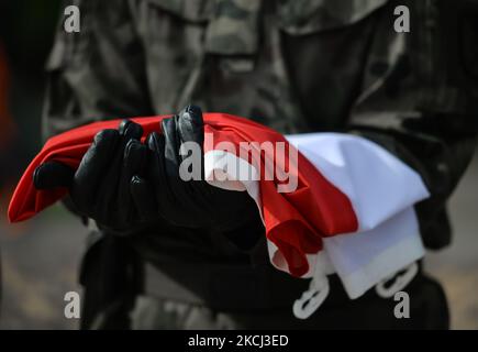 Une garde de la Brigade mécanisée de Lublin en 19th détient le drapeau national polonais lors de la cérémonie commémorant le 77th anniversaire du soulèvement de Varsovie dans le centre de Lublin. Le dimanche, 1 août 2021, à Lublin, Lublin Voivodeship, Pologne. (Photo par Artur Widak/NurPhoto) Banque D'Images