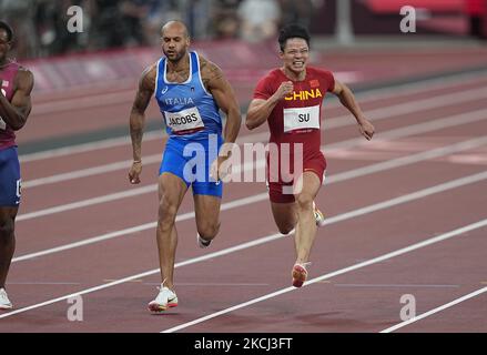 Lamont Marcell Jacobs et Bingtian su pendant 100 mètres pour les hommes aux Jeux Olympiques de Tokyo, au stade olympique de Tokyo, Tokyo, Japon sur 1 août 2021. (Photo par Ulrik Pedersen/NurPhoto) Banque D'Images