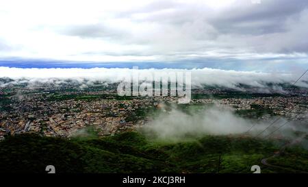 Une vue aérienne de la ville d'Ajmer pendant les nuages survole pendant la saison de la mousson à Ajmer, Rajasthan, Inde, le 1st août 2021. (Photo par Himanshu Sharma/NurPhoto) Banque D'Images