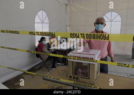 Un homme vote dans une urne installée à Colonia El Vergel, Iztapalapa, lors de la première consultation populaire au Mexique, où les citoyens ont été invités à s'entendre ou non sur la possibilité d'engager des poursuites pénales contre des dirigeants passés, Dont le processus de participation a été organisé par l'Institut électoral national. (Photo de Gerardo Vieyra/NurPhoto) Banque D'Images