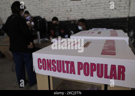 Une femme vote dans une urne installée à Colonia El Vergel, Iztapalapa, lors de la première consultation populaire au Mexique, où les citoyens ont été invités à s'entendre ou non sur la possibilité d'engager des poursuites pénales contre des dirigeants passés, Dont le processus de participation a été organisé par l'Institut électoral national. (Photo de Gerardo Vieyra/NurPhoto) Banque D'Images