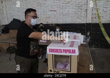 Un homme vote dans une urne installée à Colonia El Vergel, Iztapalapa, lors de la première consultation populaire au Mexique, où les citoyens ont été invités à s'entendre ou non sur la possibilité d'engager des poursuites pénales contre des dirigeants passés, Dont le processus de participation a été organisé par l'Institut électoral national. (Photo de Gerardo Vieyra/NurPhoto) Banque D'Images