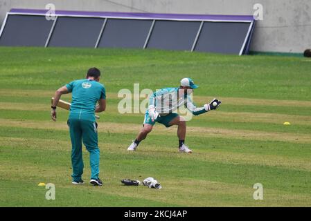 Matthew Wade, gardien de cricket australien, pratique lors d'une séance d'entraînement au stade national de cricket Sher e Bangla à Dhaka, au Bangladesh, sur 2 août 2021. Avant leur match de cricket de T20 contre le Bangladesh. (Photo de Zabed Hasnain Chowdhury/NurPhoto) Banque D'Images