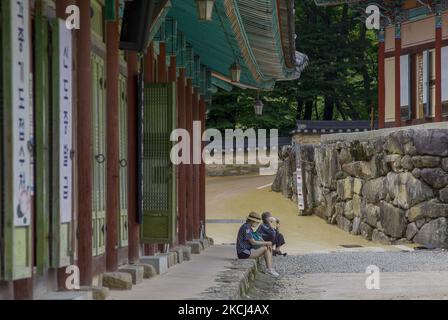 Les visiteurs portent un masque facial comme mesure préventive contre la propagation du coronavirus s'assoir au temple de Haeinsa à Hapcheon, en Corée du Sud. Les nouveaux cas quotidiens de coronavirus en Corée du Sud sont tombés au lundi 1200s, car moins de personnes ont été testées au cours du week-end, mais les autorités sanitaires restent méfiantes de la poursuite des infections pendant la saison des vacances d'été, au milieu de la quatrième vague de la pandémie. (Photo de Seung-il Ryu/NurPhoto) Banque D'Images