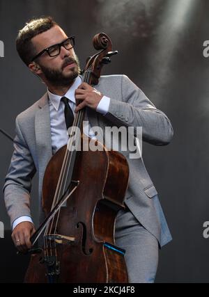 Janis Pauls, membre du trio de violoncelle instrumental letton Melo-M, qui a joué lors de l'édition 7th du festival Sounds of Words-Three Seas à Lublin samedi, 31 juillet 2021, à Lublin, Lublin Voivodeship, Pologne. (Photo par Artur Widak/NurPhoto) Banque D'Images