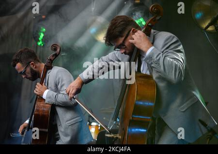 Janis Pauls (à gauche) et Karlis Auzans, du trio de rock instrumental letton Melo-M, qui se produit lors de l'édition 7th du festival Sounds of Words-Three Seas à Lublin, samedi, 31 juillet 2021, à Lublin, Lublin Voivodeship, Pologne. (Photo par Artur Widak/NurPhoto) Banque D'Images