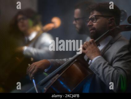 Le trio de violoncelle instrumental letton Melo-M se produit lors de l'édition 7th du Festival des sons des mots-trois mers à Lublin samedi, 31 juillet 2021, à Lublin, Lublin Voivodeship, Pologne. (Photo par Artur Widak/NurPhoto) Banque D'Images