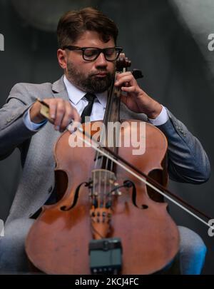 Karlis Auzans, membre du trio de violoncelle instrumental letton Melo-M, qui joue lors de l'édition 7th du festival Sounds of Words-Three Seas à Lublin samedi, 31 juillet 2021, à Lublin, Lublin Voivodeship, Pologne. (Photo par Artur Widak/NurPhoto) Banque D'Images