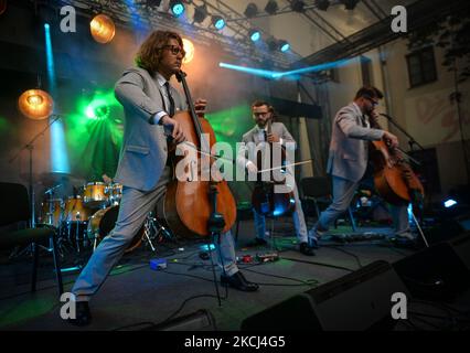 Trio de violoncelle instrumental letton Melo-M (à partir de la gauche) Mikelis Dobicins, Janis Pauls et Karlis Auzans, qui se produit lors de l'édition 7th du festival Sounds of Words-Three Seas à Lublin samedi, 31 juillet 2021, à Lublin, Voivodeship, Pologne. (Photo par Artur Widak/NurPhoto) Banque D'Images