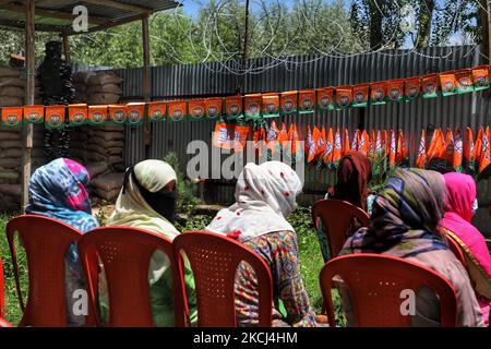 BJP Bhartiya Janta parti des travailleuses participant à une réunion dans le district de Sopore Baramulla Jammu-et-Cachemire Inde le 02 août 2021. (Photo de Nasir Kachroo/NurPhoto) Banque D'Images