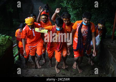 Un adorateur hindou ou ou un pèlerin a également appelé Bol BOM Offer prières alors qu'il marche vers un temple pendant le mois sacré hindou du festival Shrawan Sombar ou du pèlerinage de Bol BOM à Sundarijal à Katmandou, Népal, le lundi 2 août 2021. (Photo par Saroj Baizu/NurPhoto) Banque D'Images