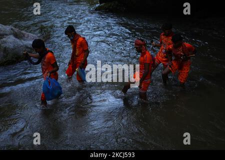 Un adorateur hindou ou ou un pèlerin a également appelé Bol BOM Offer prières alors qu'il marche vers un temple pendant le mois sacré hindou du festival Shrawan Sombar ou du pèlerinage de Bol BOM à Sundarijal à Katmandou, Népal, le lundi 2 août 2021. (Photo par Saroj Baizu/NurPhoto) Banque D'Images