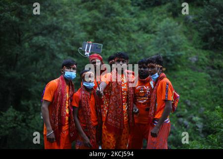 Un adorateur hindou ou ou un pèlerin a également appelé Bol BOM Offer prières alors qu'il marche vers un temple pendant le mois sacré hindou du festival Shrawan Sombar ou du pèlerinage de Bol BOM à Sundarijal à Katmandou, Népal, le lundi 2 août 2021. (Photo par Saroj Baizu/NurPhoto) Banque D'Images