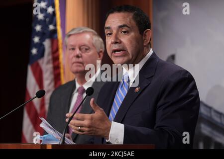 Le congressiste Henry Cuellar (D-TX) parle lors d'une conférence de presse sur la frontière entre les États-Unis et le Mexique, aujourd'hui sur 30 juillet 2021 à l'Estudio du Sénat/Capitole à Washington DC, Etats-Unis. (Photo de Lénine Nolly/NurPhoto) Banque D'Images