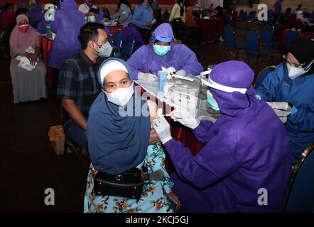 Plusieurs agents de santé sont injectés avec le Moderna Vaccine Covid-19 au cours de la période 3rd programme de vaccination pour tous les agents de santé (médecins et infirmières) traitant de l'épidémie de Covid-19 dans le bâtiment DU dôme DE L'UMM, Malang, East Java, Indonésie, 2 août, 2021. Auparavant, au cours des périodes 1st et 2nd, le programme de vaccination utilisait le vaccin Sinovac Covid-19 pour tous les agents de santé en Indonésie. (Photo par Aman Rochman/NurPhoto) Banque D'Images