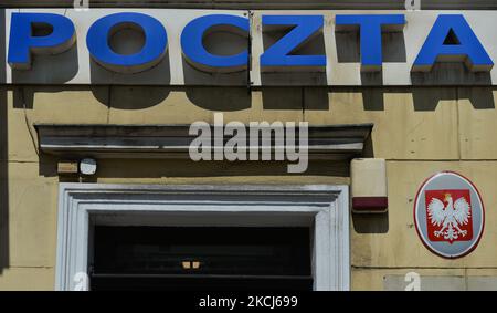 Signez Poczta Polska (poste polonais) à l'entrée du bureau de poste dans la vieille ville de Cracovie. Mardi, 3 août 2021, à Cracovie, dans la petite Pologne Voïvodeship, Pologne. (Photo par Artur Widak/NurPhoto) Banque D'Images