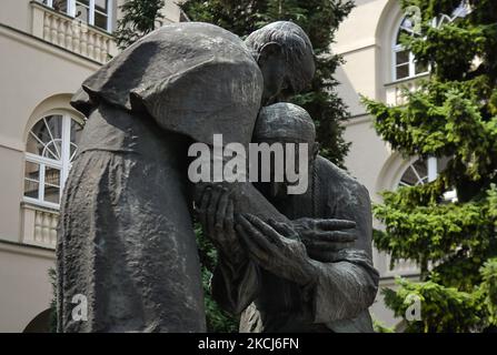 Monument situé dans la cour de l'Université catholique de Lublin (KUL), commémorant la rencontre du pape Jean-Paul II et du primat de Pologne, le cardinal Stefan Wyszynski, conçu par le sculpteur polonais Jerzy Jarnuszkiewicz. Le cardinal Wyszynski devait être béatifié à Varsovie le 7 juin 2020, mais la béatification a été retardée en raison de la pandémie COVID-19 et reportée au 12 septembre 2021. Samedi, 31 juillet 2021, à Lublin, Lublin Voivodeship, Pologne. (Photo par Artur Widak/NurPhoto) Banque D'Images