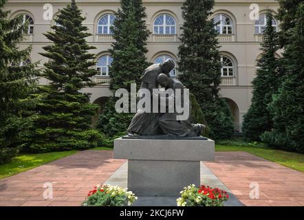 Monument situé dans la cour de l'Université catholique de Lublin (KUL), commémorant la rencontre du pape Jean-Paul II et du primat de Pologne, le cardinal Stefan Wyszynski, conçu par le sculpteur polonais Jerzy Jarnuszkiewicz. Le cardinal Wyszynski devait être béatifié à Varsovie le 7 juin 2020, mais la béatification a été retardée en raison de la pandémie COVID-19 et reportée au 12 septembre 2021. Samedi, 31 juillet 2021, à Lublin, Lublin Voivodeship, Pologne. (Photo par Artur Widak/NurPhoto) Banque D'Images