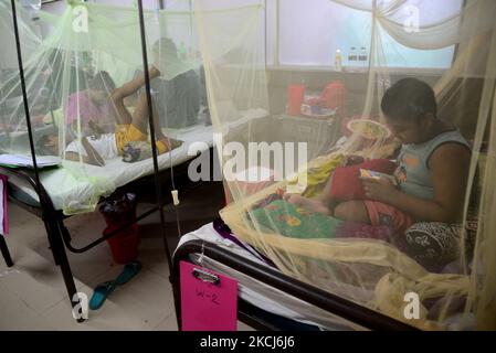 Les enfants bangladais atteints de dengue couverts d'une moustiquaire souffrent de la fièvre dengue lorsqu'ils reçoivent un traitement dans la section d'admission de l'hôpital pour enfants de Dhaka, à Dhaka, au Bangladesh, en 3 août 2021. Près de 3500 personnes ont été hospitalisées depuis janvier et au cours des trois derniers jours, 788 patients ont été admis dans les hôpitaux, a indiqué le bureau du ministère de la Santé. (Photo par Mamunur Rashid/NurPhoto) Banque D'Images