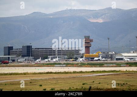 La Generalitat de Catalogne et le gouvernement espagnol conviennent d'étendre l'aéroport de Barcelone, une décision qui a provoqué beaucoup de controverse, en particulier parmi les écologistes. Les travaux coûteront 1 700 millions d'euros et mettent en danger l'écosystème de la zone protégée du delta du Llobregat, à Barcelone le 03 août 2021. (Photo de Joan Valls/Urbanandsport/NurPhoto) Banque D'Images