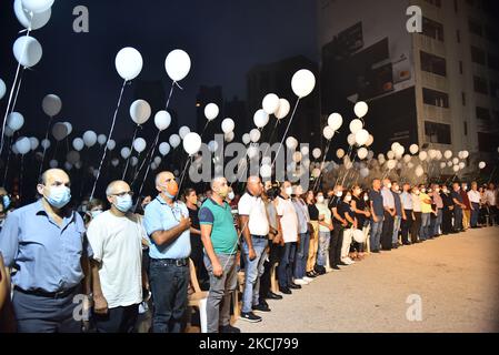 Les partisans du mouvement patriotique libre libèrent des ballons blancs pour marquer un an après une énorme explosion dans le port de Beyrouth, dans la région d'Ashrafieh à Beyrouth, au Liban, le 03 août 2021. (Photo par Fadel Itani/NurPhoto) Banque D'Images