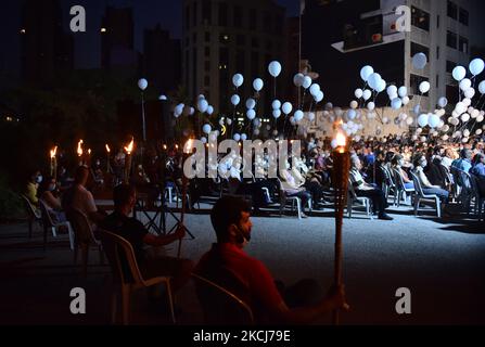 Les partisans du mouvement patriotique libre libèrent des ballons blancs pour marquer un an après une énorme explosion dans le port de Beyrouth, dans la région d'Ashrafieh à Beyrouth, au Liban, le 03 août 2021. (Photo par Fadel Itani/NurPhoto) Banque D'Images