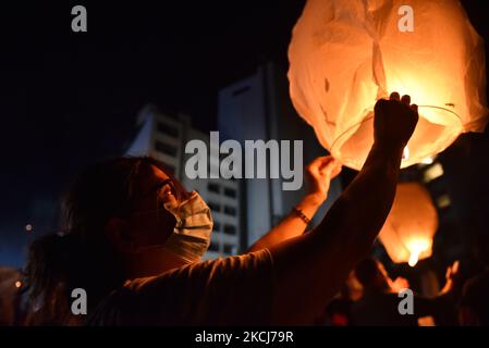 Les partisans du mouvement patriotique libre libèrent des ballons blancs pour marquer un an après une énorme explosion dans le port de Beyrouth, dans la région d'Ashrafieh à Beyrouth, au Liban, le 03 août 2021. (Photo par Fadel Itani/NurPhoto) Banque D'Images