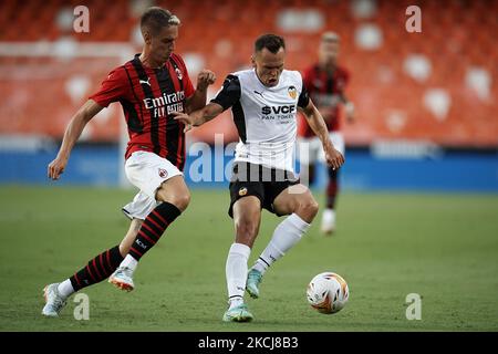 Denis Cheryshev, de Valence, et Andrea Conti, de Milan, se disputent le bal lors du match amical d'avant-saison entre Valencia CF et AC Milan, à Estadi de Mestalla, sur 4 août 2021, à Valence, en Espagne. (Photo de Jose Breton/Pics action/NurPhoto) Banque D'Images