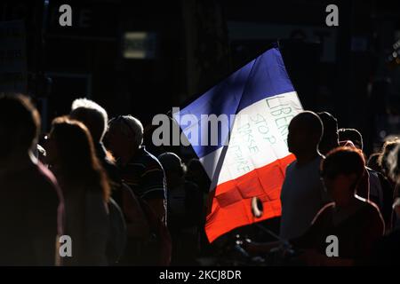 On peut lire « Liberty, STOP au Health Pass » sur le drapeau français. Des centaines de manifestants sont descendus dans la rue à Toulouse contre la vaccination presque obligatoire et contre le pass sanitaire après le discours de Macron sur 12 juillet. Ils ont protesté d'envoyer un message au Conseil constitutionnel qui prendra position sur la constitutionnalité de la carte santé Covid-19 sur 5 août. Sur 12 juillet, Macron a annoncé que la carte santé sera obligatoire pour se rendre dans les lieux publics tels que les cafés, les théates, la salle de concerts, les cinémas, les centres commerciaux, transports en commun, piscines publiques, et même hospi Banque D'Images