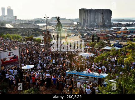 Des manifestants libanais se sont rassemblés en deuil près du port de Beyrouth, à 4 août 2021, à Beyrouth, au Liban. - Les Libanais commémorent les 218 morts et les 7 000 blessés sur 4 août 2020 lorsque 2750 tonnes de nitrate d'ammonium ont explosé dans le port de Beyrouth. (Photo par Fadel Itani/NurPhoto) Banque D'Images