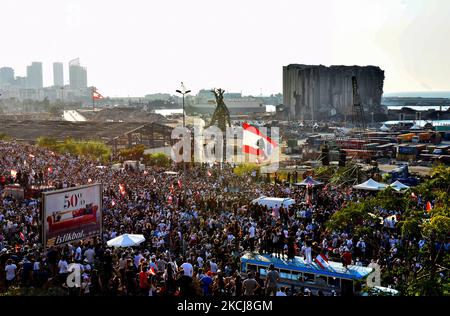 Des manifestants libanais se sont rassemblés en deuil près du port de Beyrouth, à 4 août 2021, à Beyrouth, au Liban. - Les Libanais commémorent les 218 morts et les 7 000 blessés sur 4 août 2020 lorsque 2750 tonnes de nitrate d'ammonium ont explosé dans le port de Beyrouth. (Photo par Fadel Itani/NurPhoto) Banque D'Images